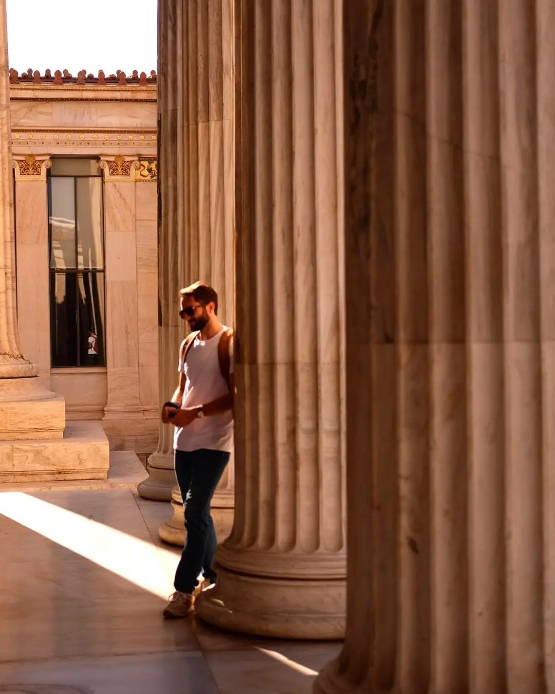 portrait vertical de moi sous des colonnes à Athènes