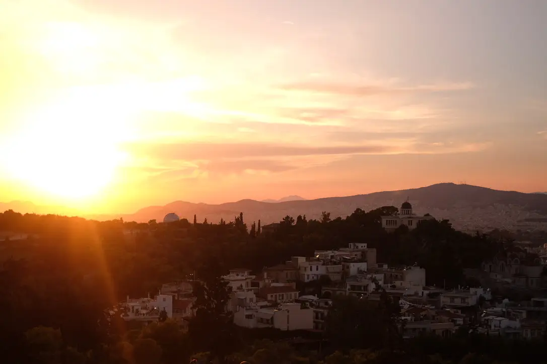 panorama d'Athènes avec l'Acropole au coucher du soleil
