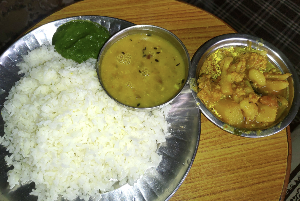 Un dal bhat servi dans un lodge du village de Kuri, riz, lentilles et légumes